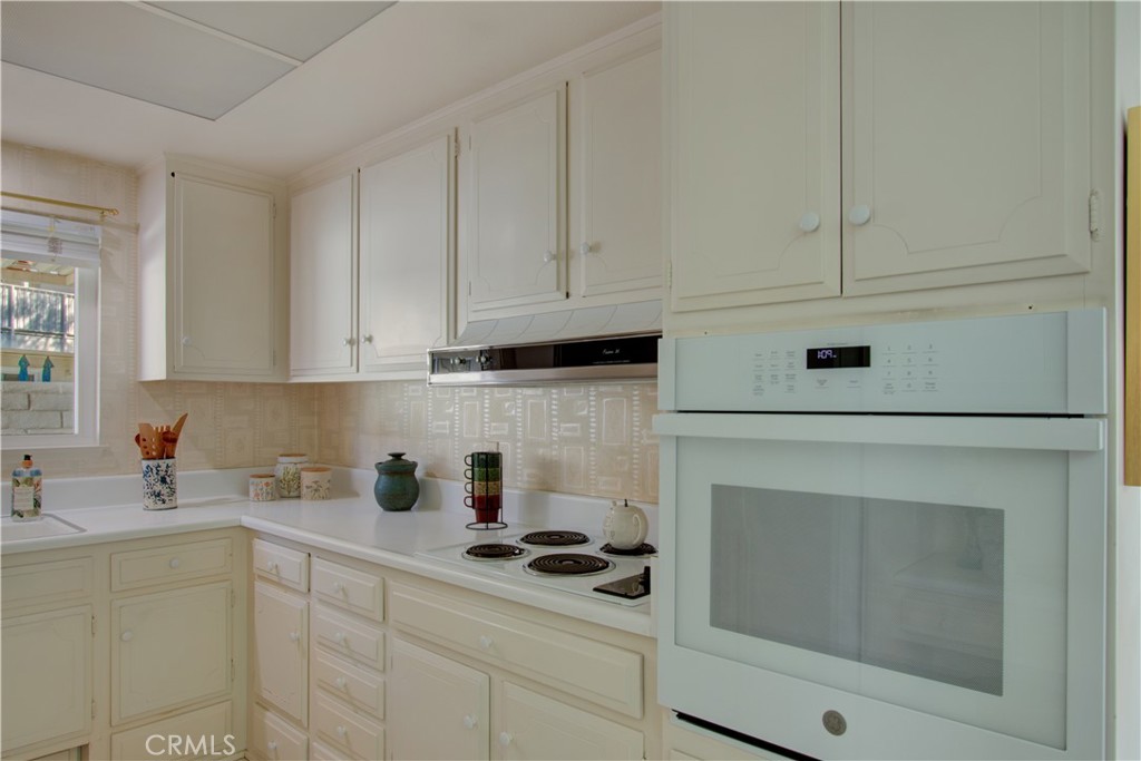 2212 Via Mariposa E B