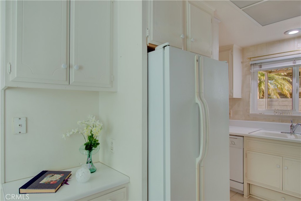 2212 Via Mariposa E B