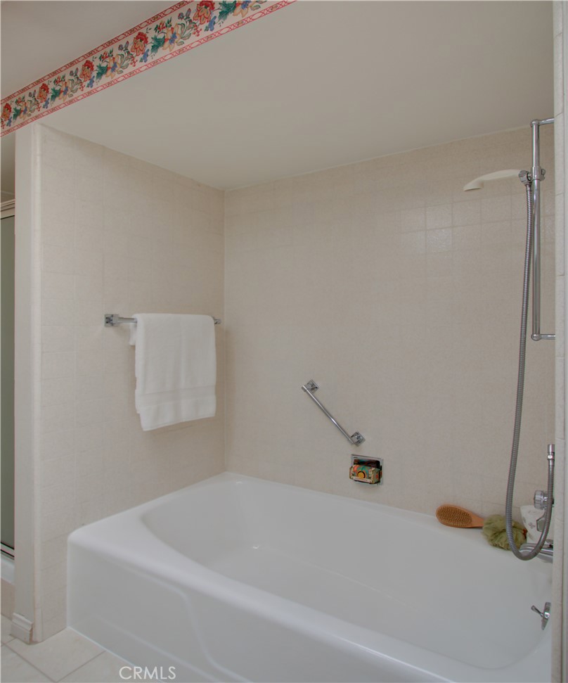 2212 Via Mariposa E B