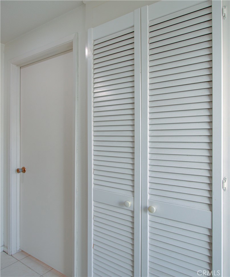 2212 Via Mariposa E B