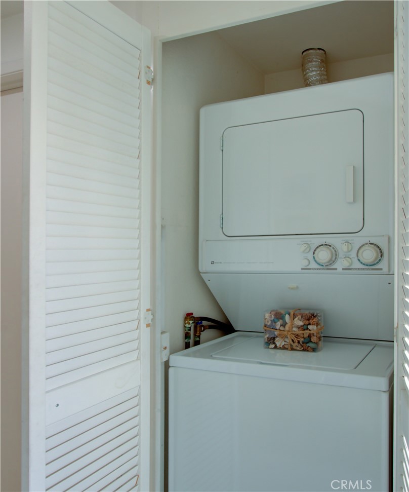 2212 Via Mariposa E B