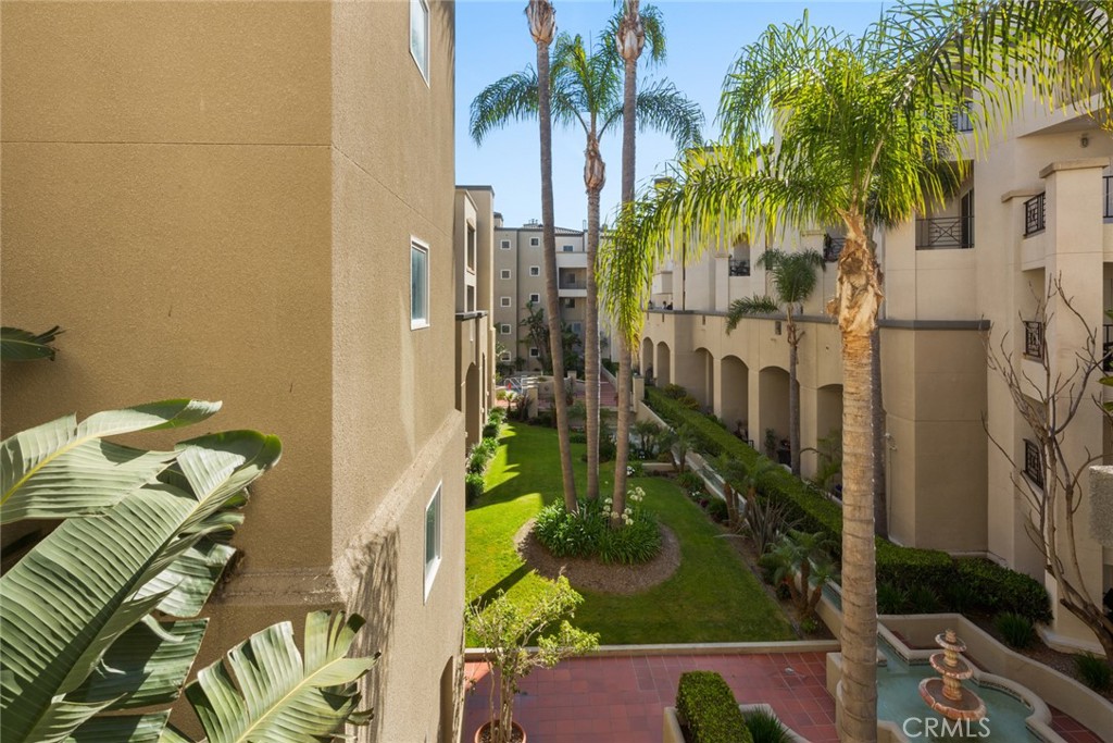 200 Pacific Coast Highway 211