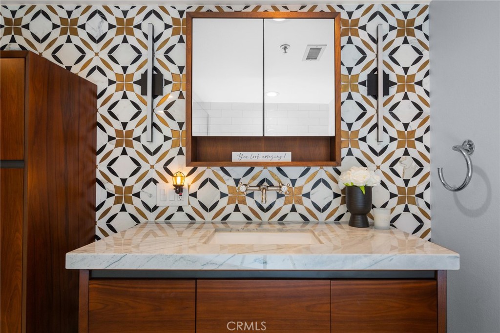 200 Pacific Coast Highway 211