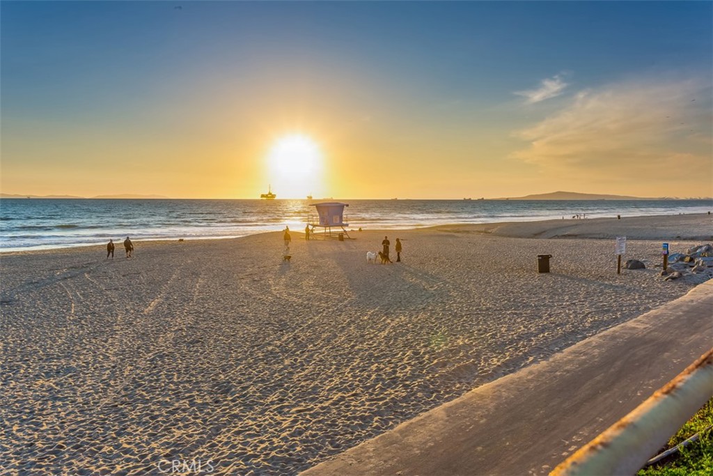 200 Pacific Coast Highway 211