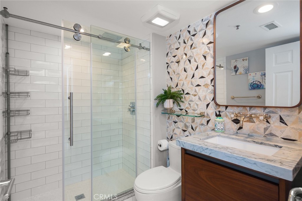 200 Pacific Coast Highway 211