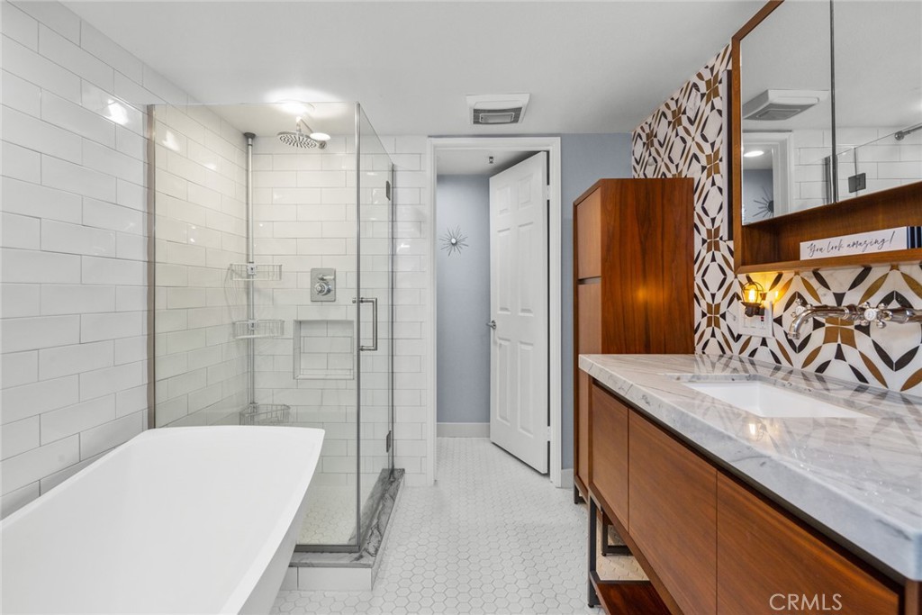 200 Pacific Coast Highway 211