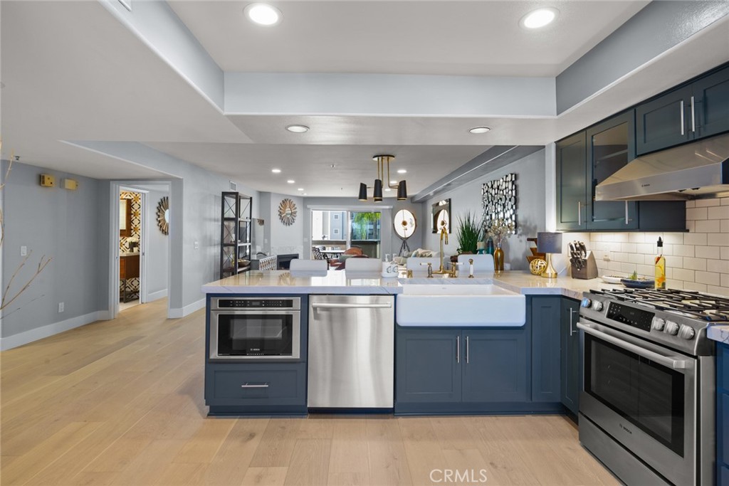 200 Pacific Coast Highway 211