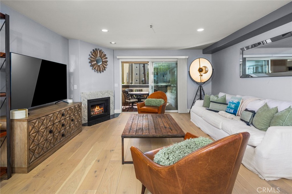 200 Pacific Coast Highway 211