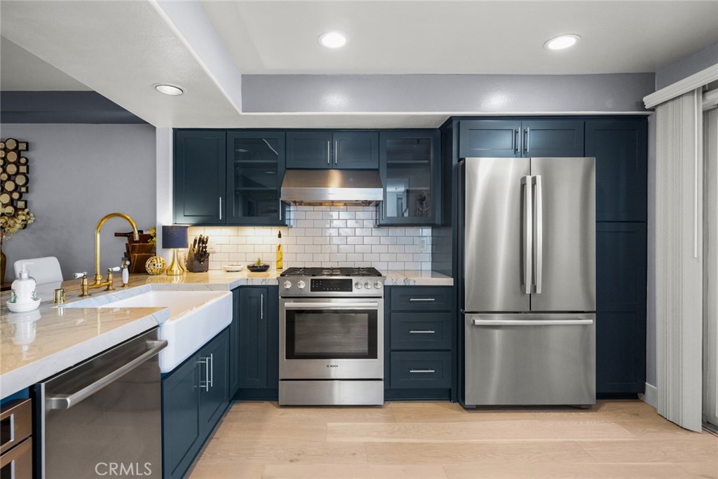 200 Pacific Coast Highway 211