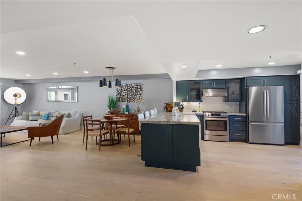 200 Pacific Coast Highway 211