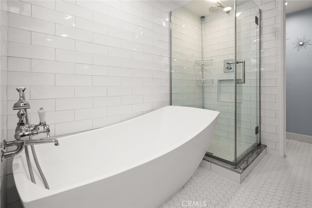 200 Pacific Coast Highway 211