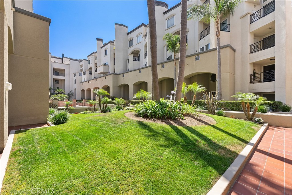 200 Pacific Coast Highway 106