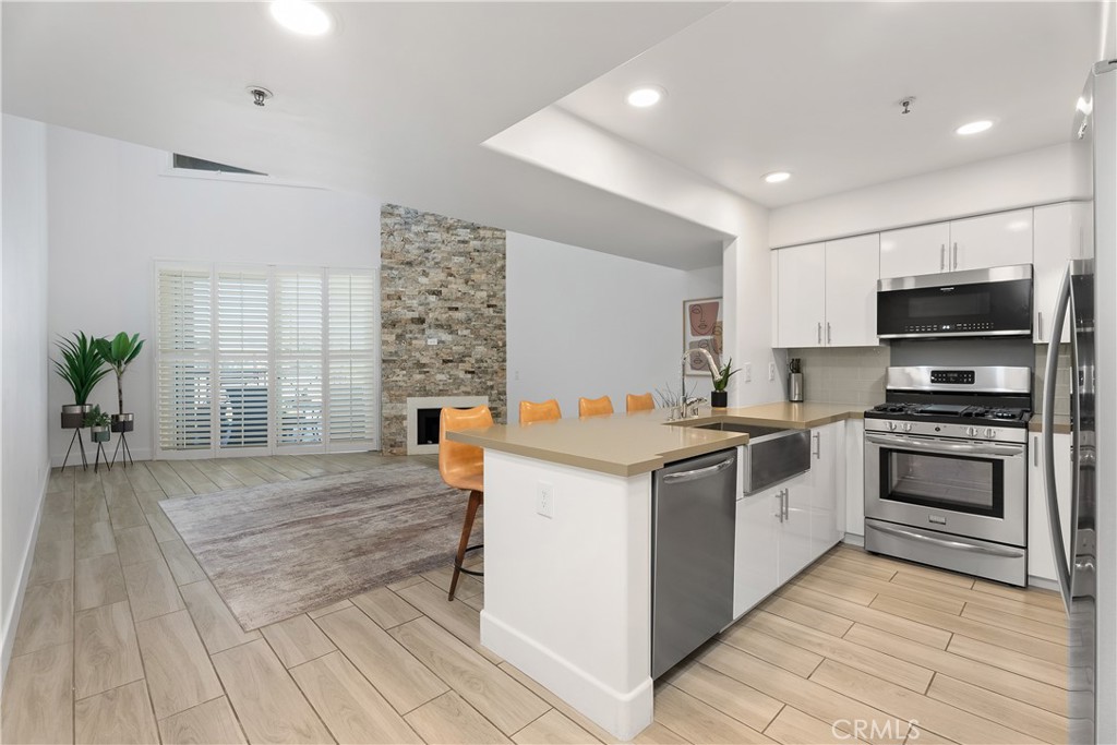 200 Pacific Coast Highway 106