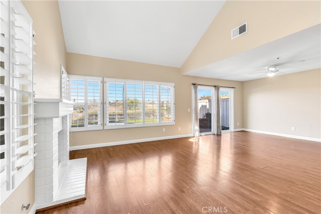 2425 Avenida Mastil 86