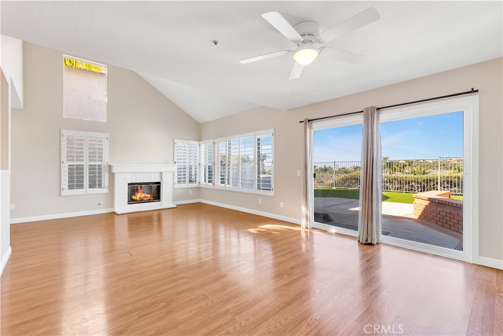 2425 Avenida Mastil 86