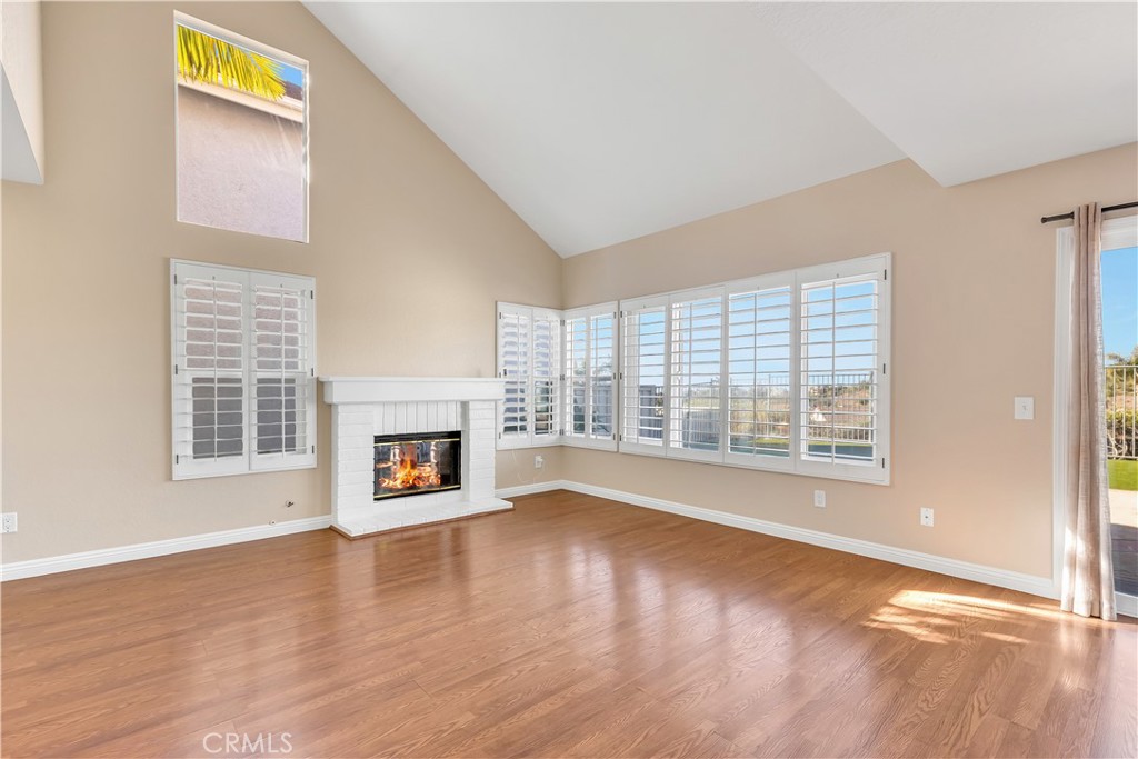 2425 Avenida Mastil 86