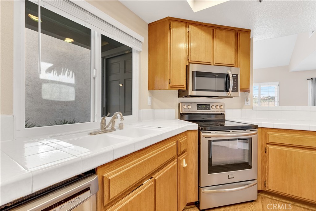 2425 Avenida Mastil 86