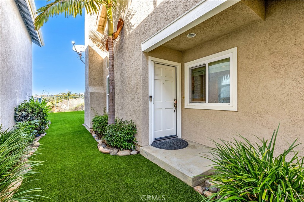 2425 Avenida Mastil 86