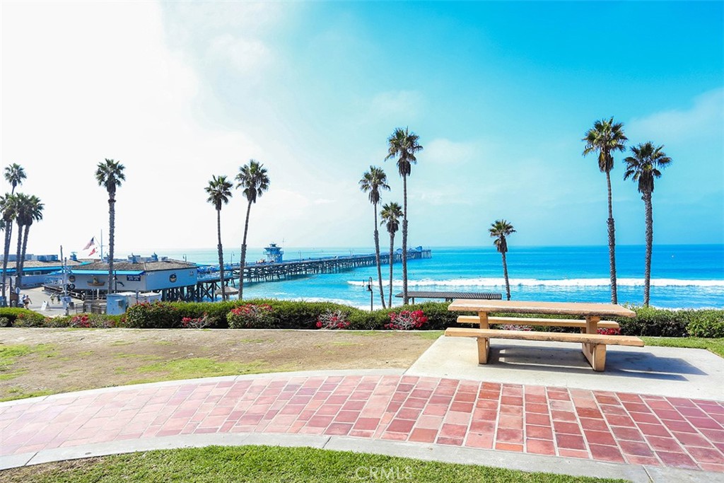 2425 Avenida Mastil 86