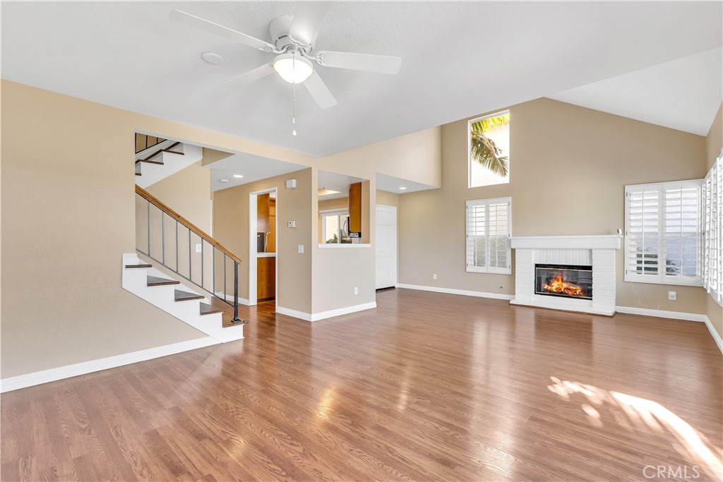 2425 Avenida Mastil 86