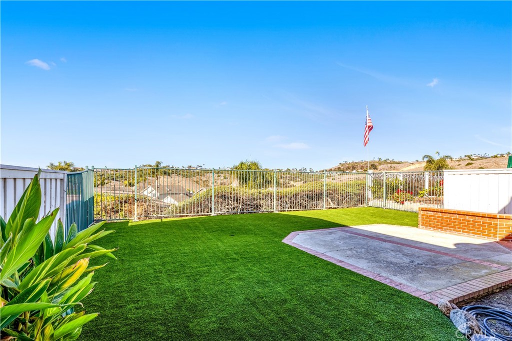 2425 Avenida Mastil 86