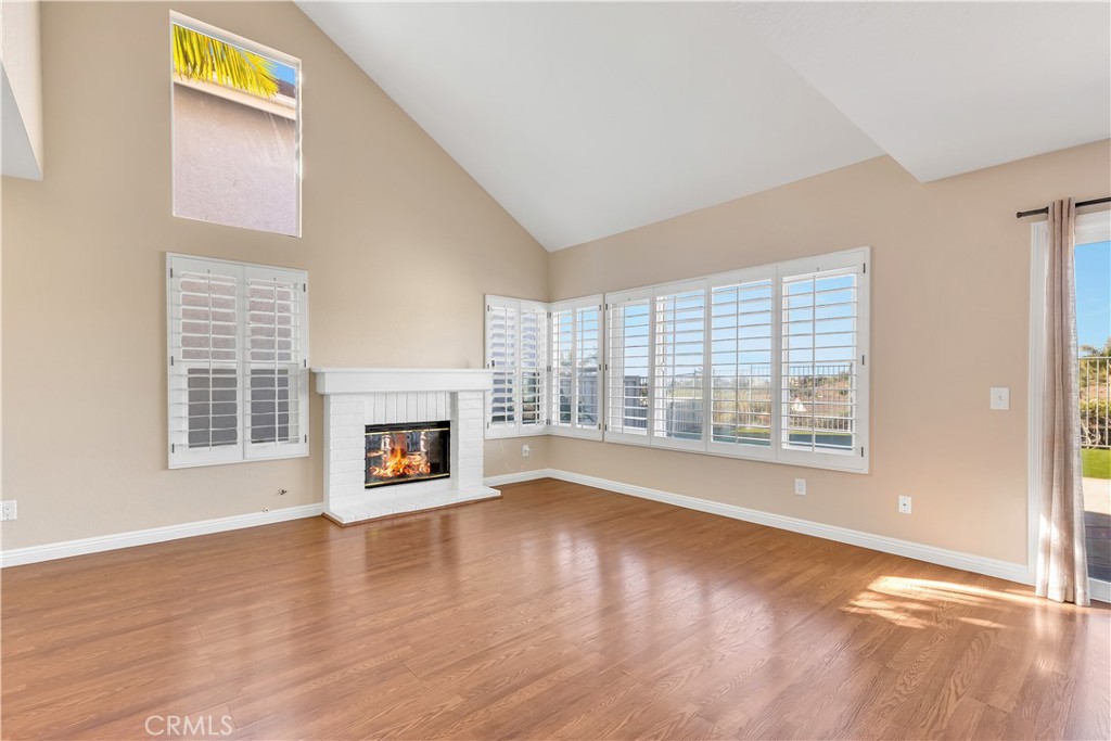 2425 Avenida Mastil 86