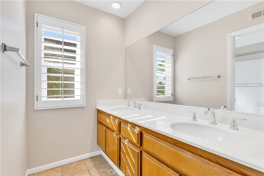 2425 Avenida Mastil 86