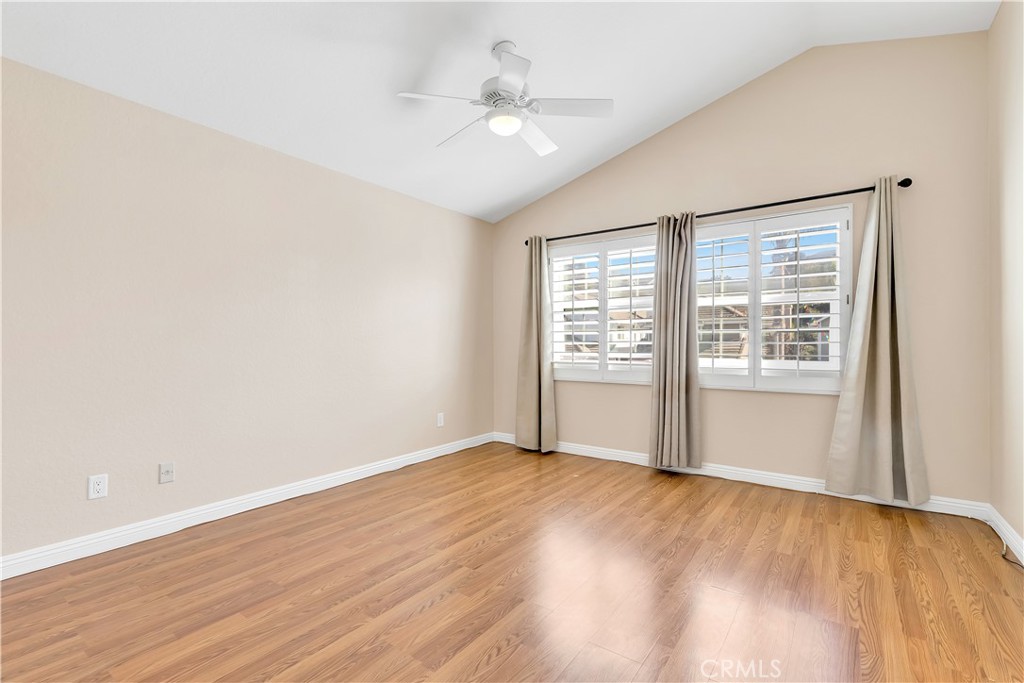 2425 Avenida Mastil 86