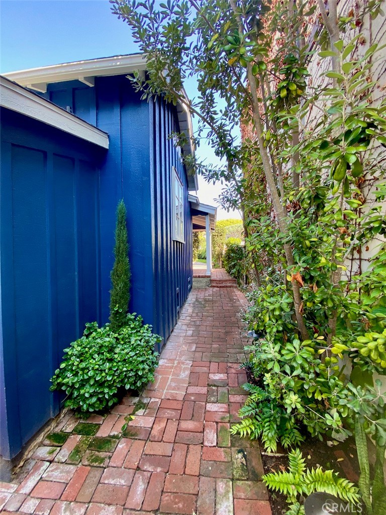 1451 Glenneyre Street