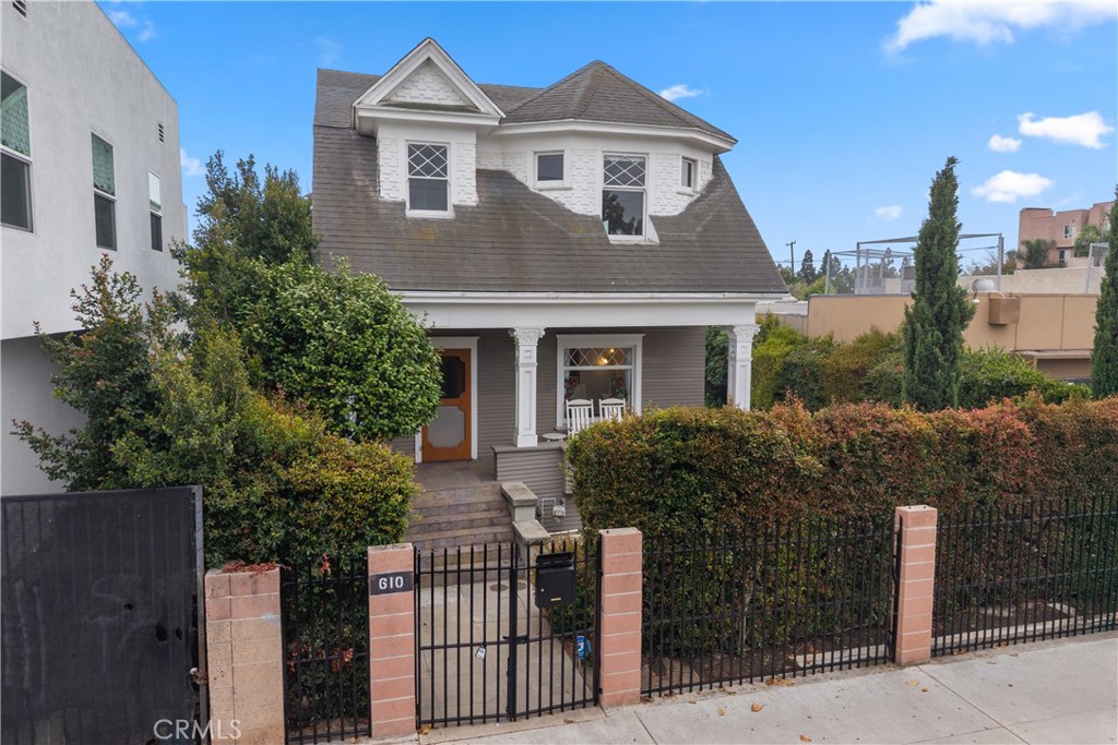 610 E 4th