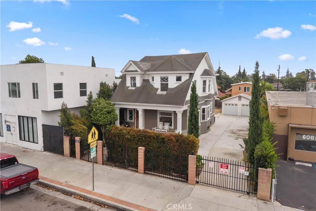 610 E 4th