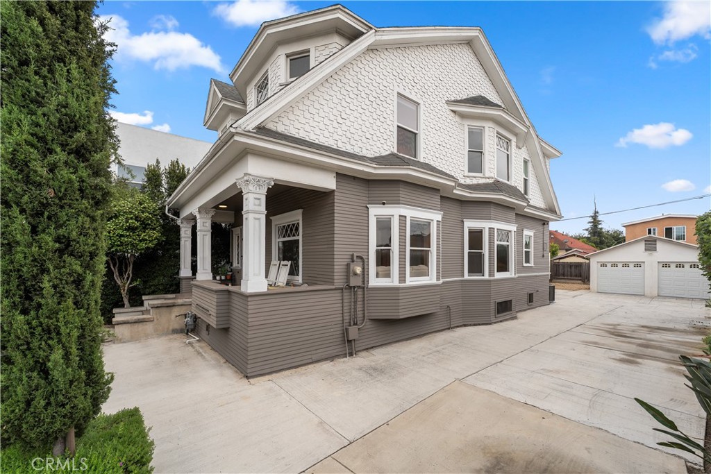 610 E 4th