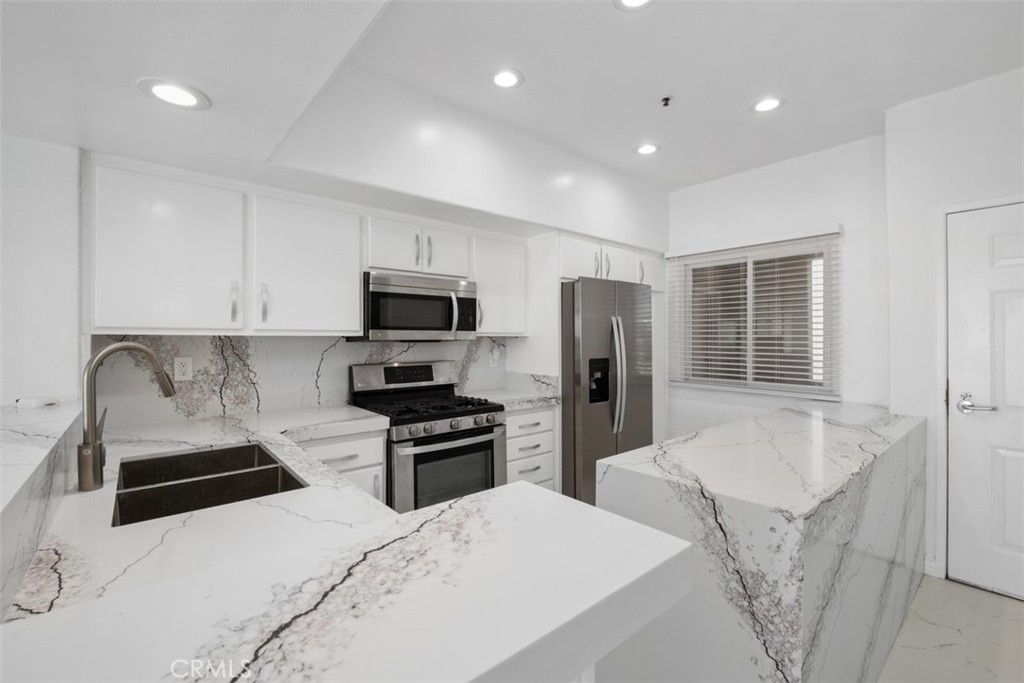 200 Pacific Coast Highway 301