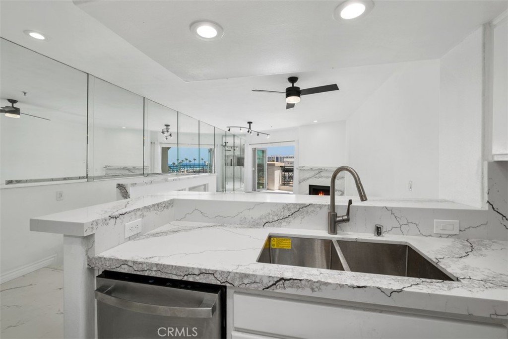 200 Pacific Coast Highway 301