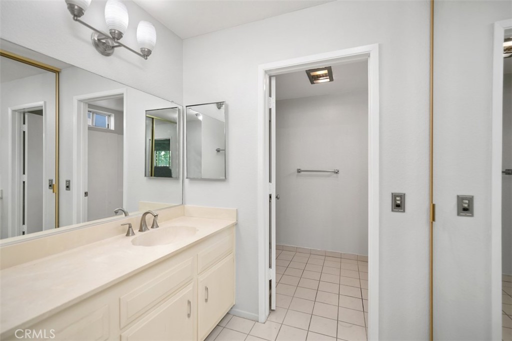 2405 Via Mariposa W 2G