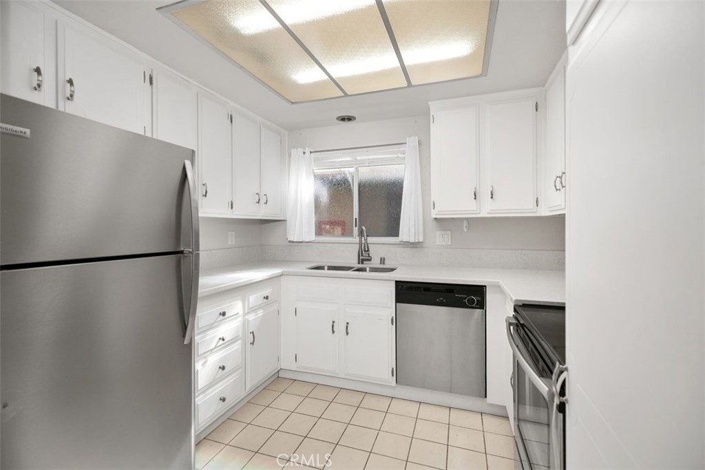 2405 Via Mariposa W 2G