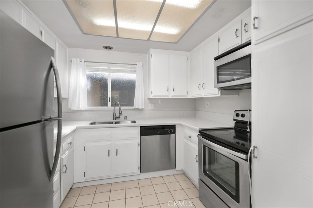 2405 Via Mariposa W 2G