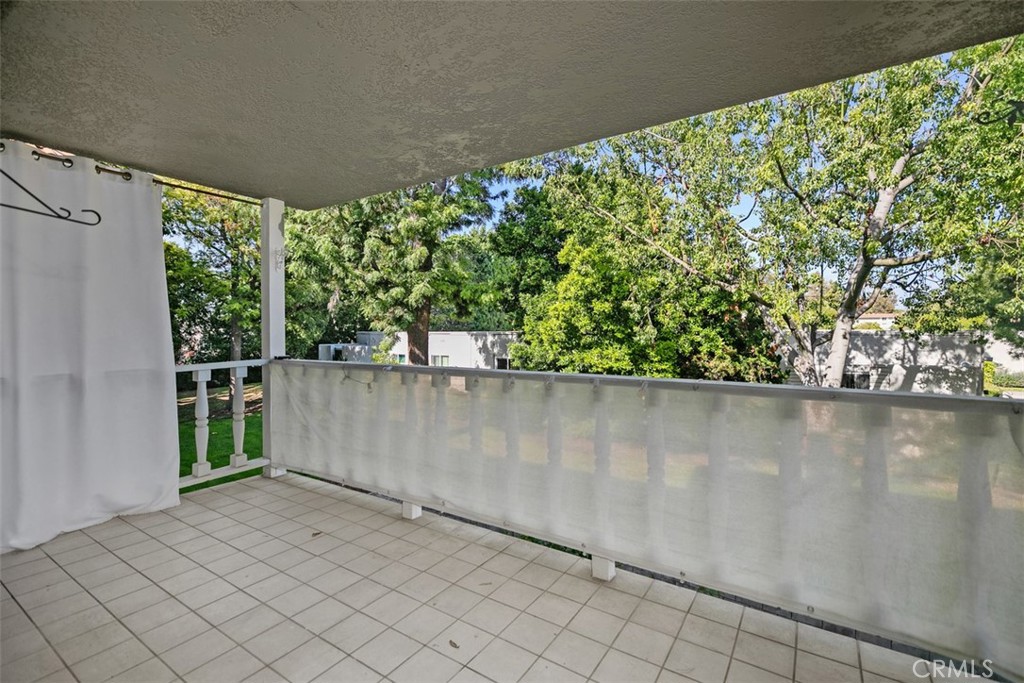 2405 Via Mariposa W 2G