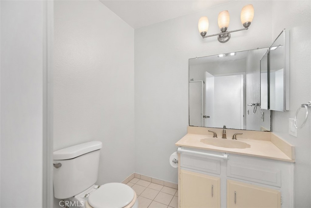 2405 Via Mariposa W 2G