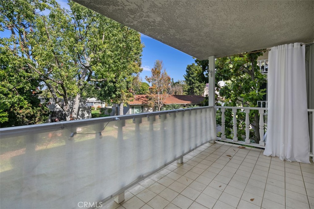 2405 Via Mariposa W 2G