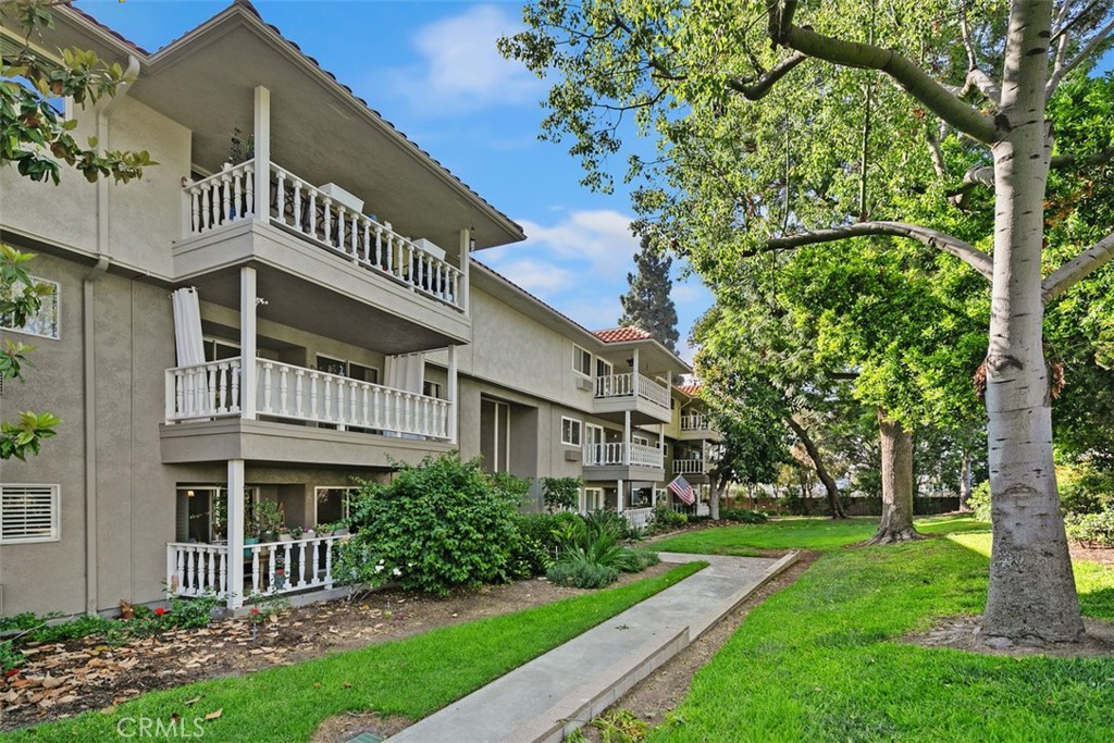 2405 Via Mariposa W 2G