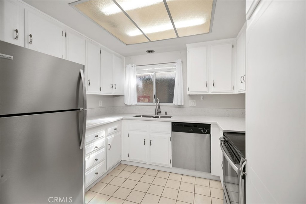 2405 Via Mariposa W 2G