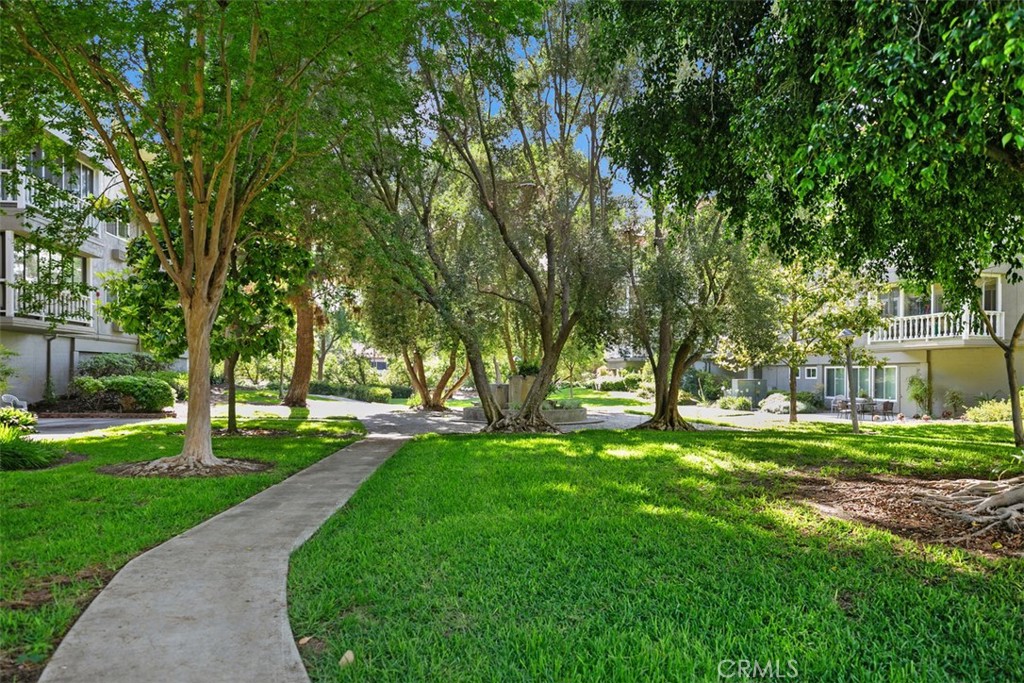 2405 Via Mariposa W 2G