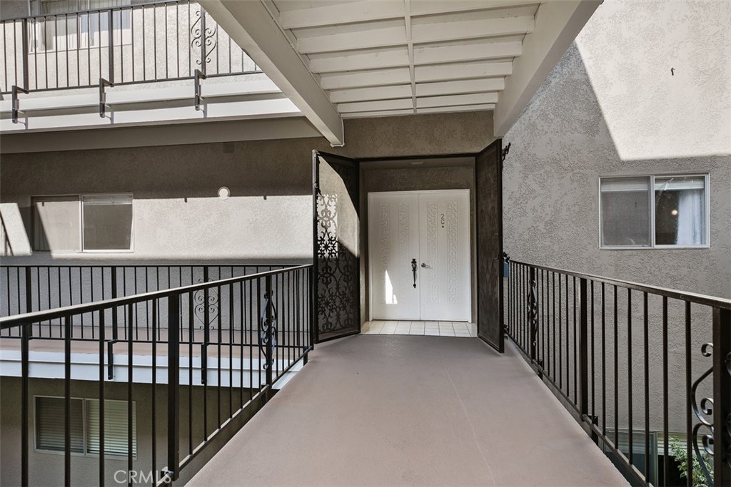 2405 Via Mariposa W 2G