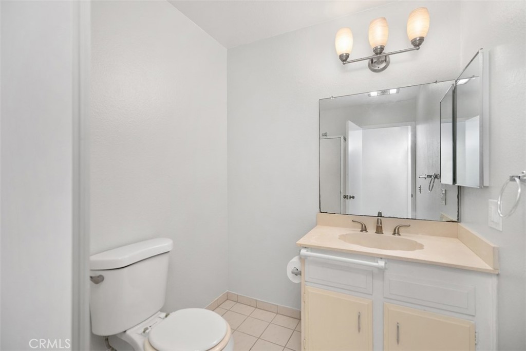 2405 Via Mariposa W 2G