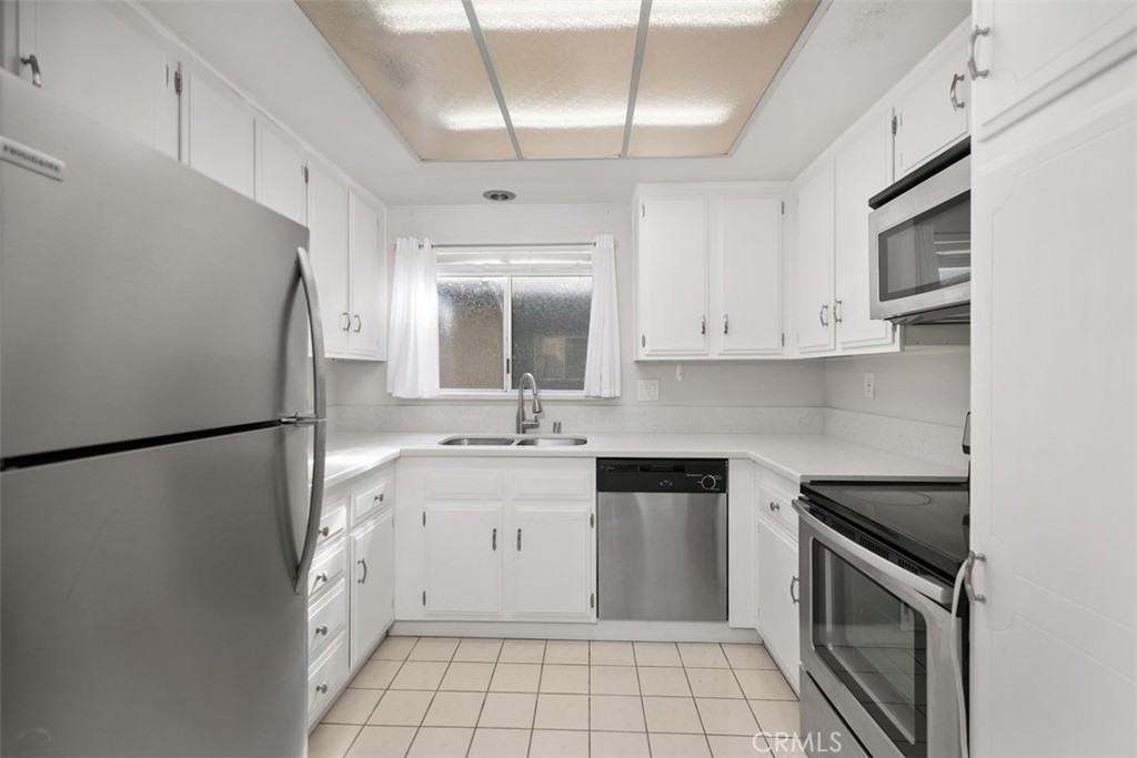 2405 Via Mariposa W 2G