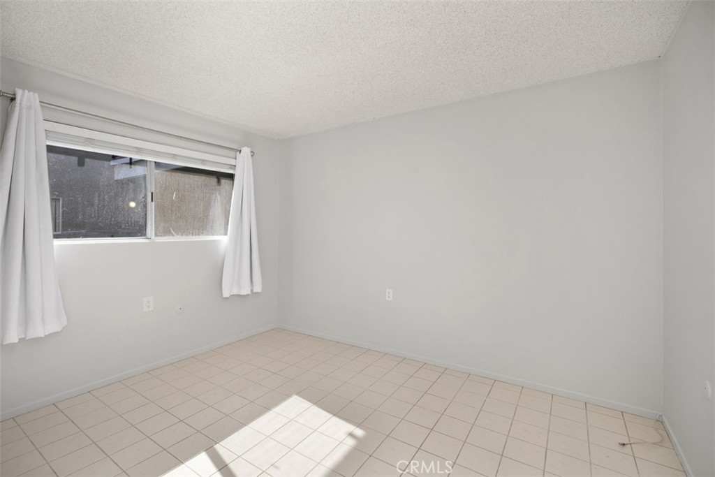 2405 Via Mariposa W 2G