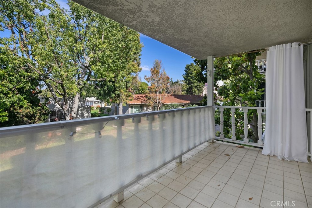 2405 Via Mariposa W 2G