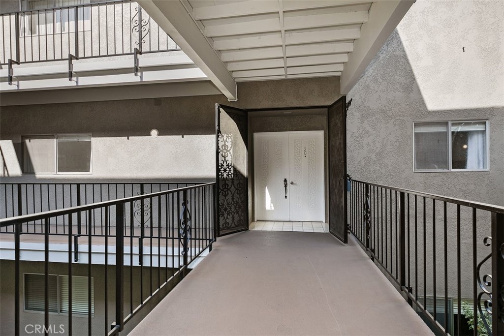 2405 Via Mariposa W 2G