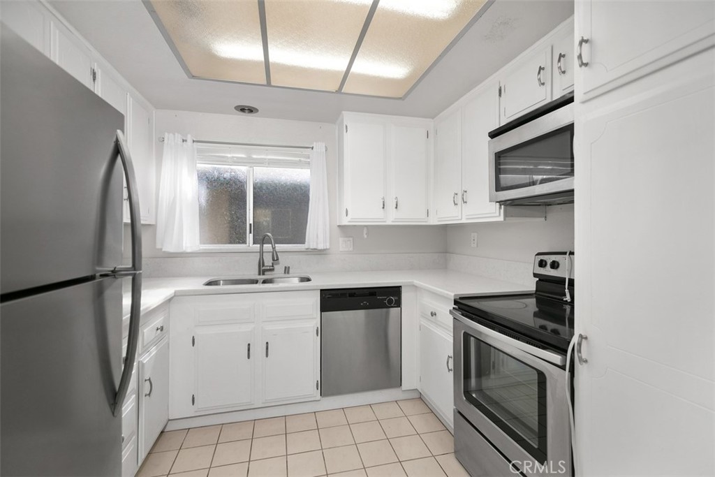 2405 Via Mariposa W 2G